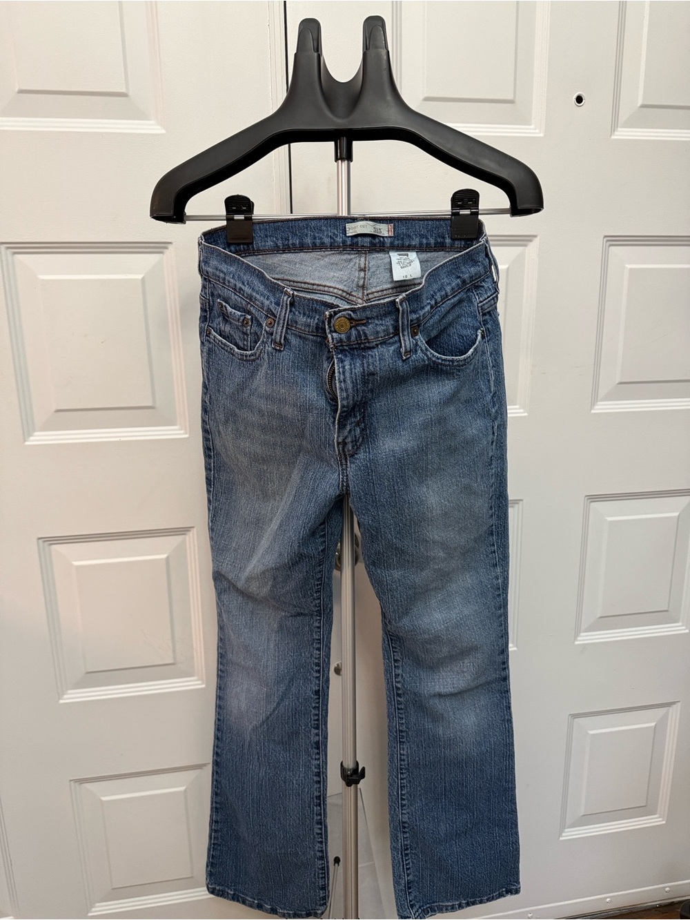 Levi's Women Boot Cut Jeans in Medium Blue Wash
